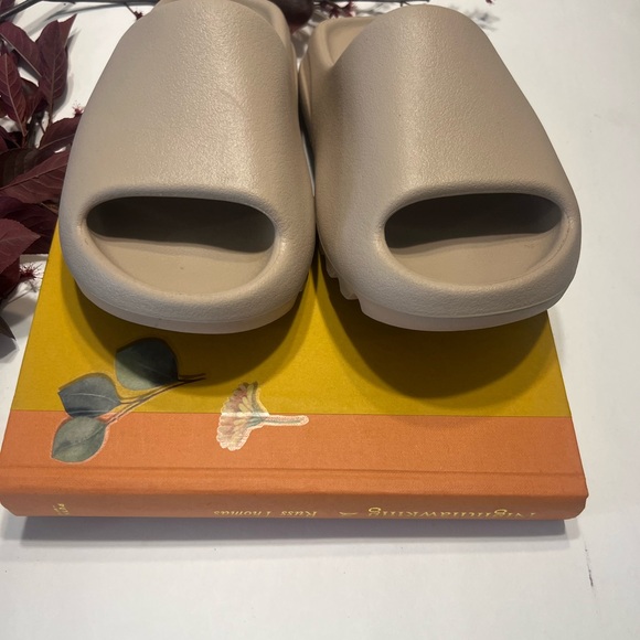 Yeezy Tan Slippers Minimalist Design Molded Footbed - Picture 3 of 5